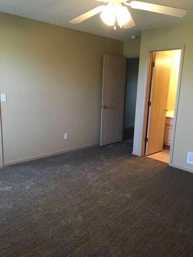 Building Photo - South Garden Townhomes