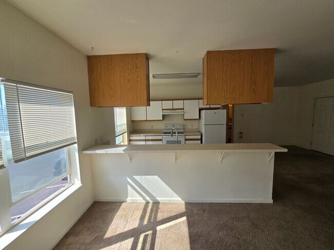 Building Photo - 190 - Adams Street Apartments - "The Canoe Club" Bldg 3