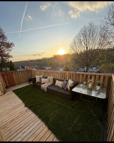 PRIVATE DECK - 77 Bennett Ave