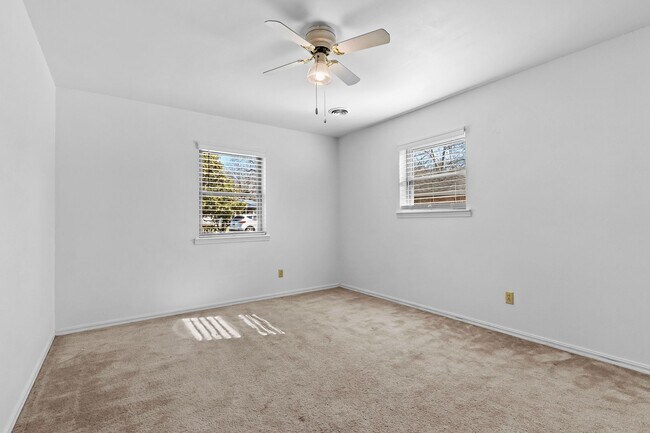 Building Photo - Beautiful Home in Springdale with Sunroom!