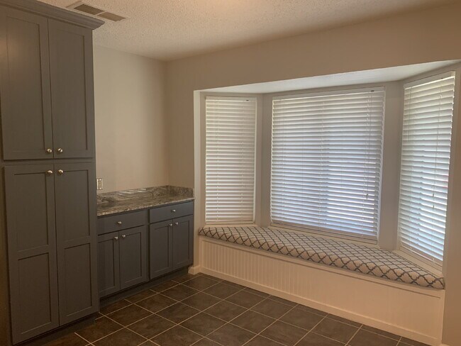 Building Photo - Beautifully Updated Home 1 Block From Heri...