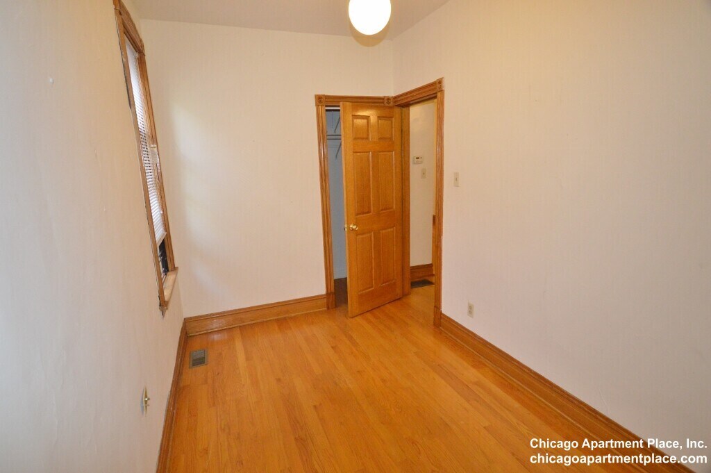 Building Photo - 638 W Drummond Pl