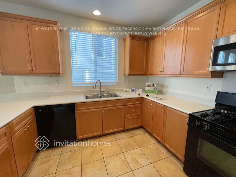 Building Photo - 1052 E Agate Ct