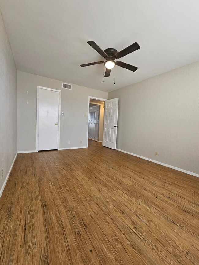 Building Photo - 402 SE 6th St