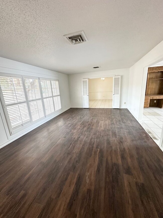 Building Photo - 3 Bed 2 Bath Located In The Heart Of Midland