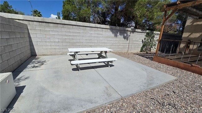 Building Photo - 9791 Sonora Bend Ave