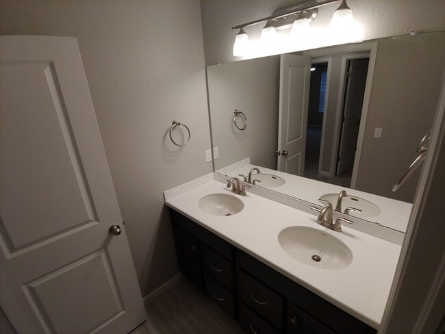 Building Photo - Gorgeous 4 Bed 3.5 Bath in Fantastic Location