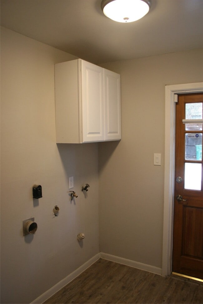 Building Photo - 8715 Ilona Ln