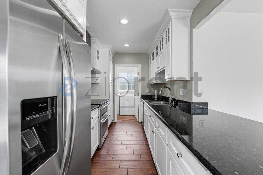 Building Photo - Unit A
