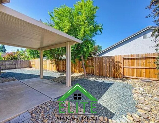 Building Photo - 3 Bed 2 Bath Live your best life in this i...