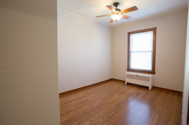 Building Photo - 2440 W Cuyler Ave