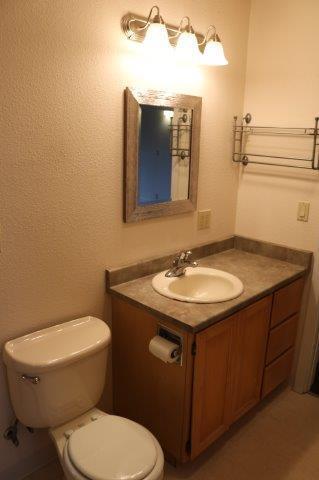 Building Photo - Near Sequoia Zoo and Park, Cozy 2/1 with l...
