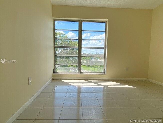 Building Photo - 9180 Fontainebleau Blvd