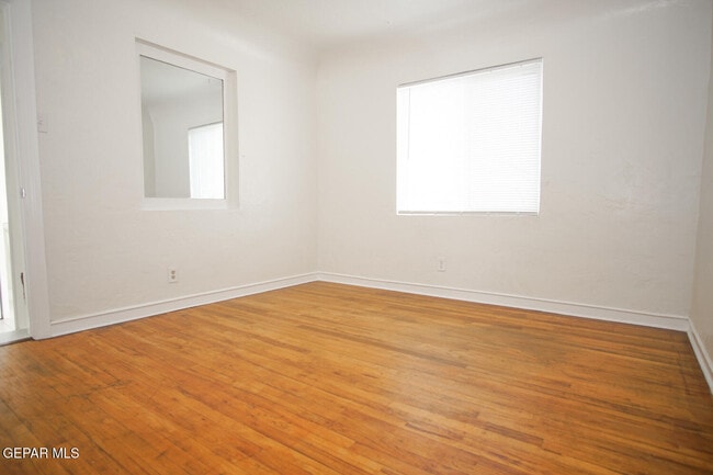 Building Photo - 4416 La Luz Ave