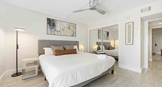 Building Photo - 556 Coral Ct