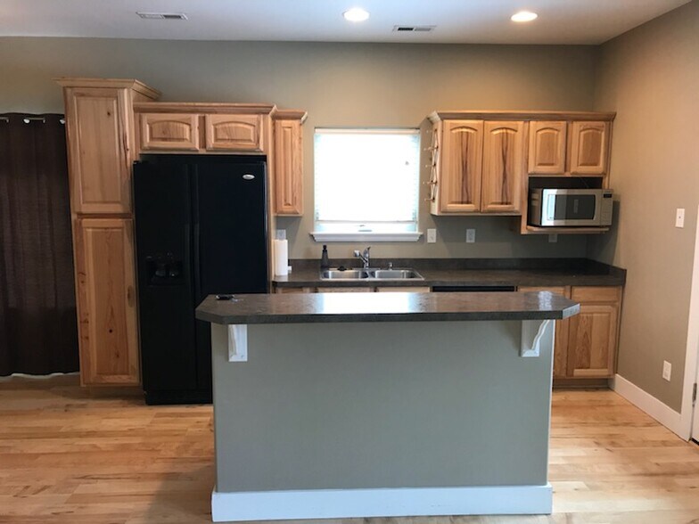 Building Photo - 1035 Road Runner St.