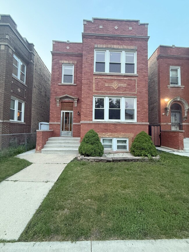 Primary Photo - 4834 W Newport Ave