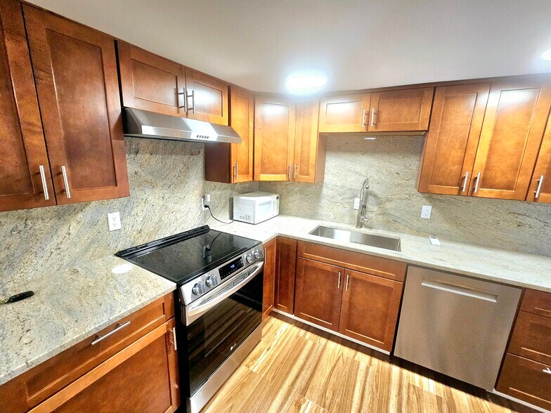 Building Photo - 686 Parker St