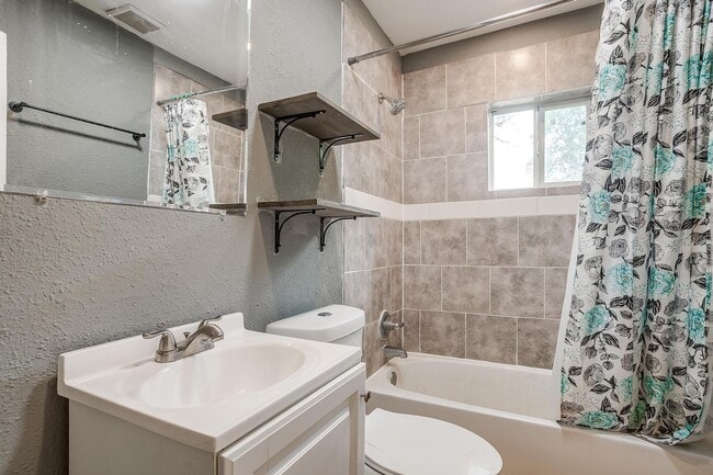 Building Photo - Amazing 2 Bed- 1 Bath Home in West Fort Wo...