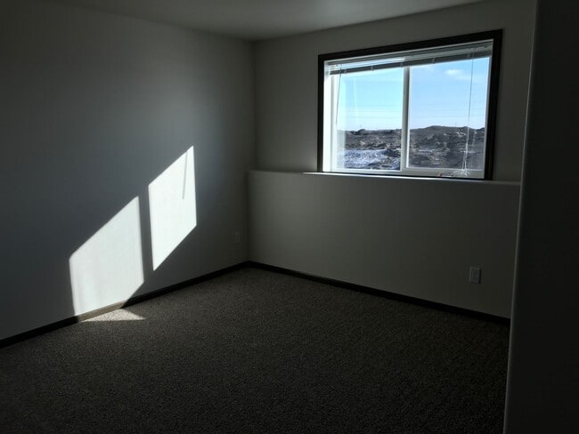 Building Photo - 3 Bed 2 Bath Twin Home