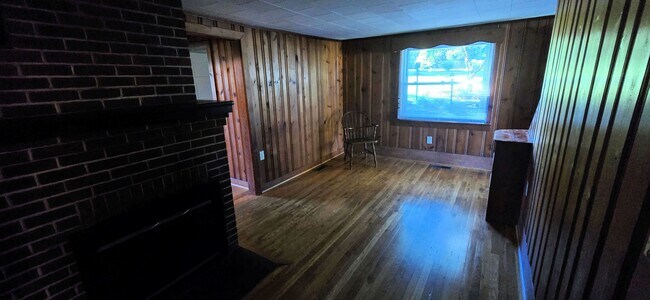 Building Photo - Beautifully Maintained Farm House