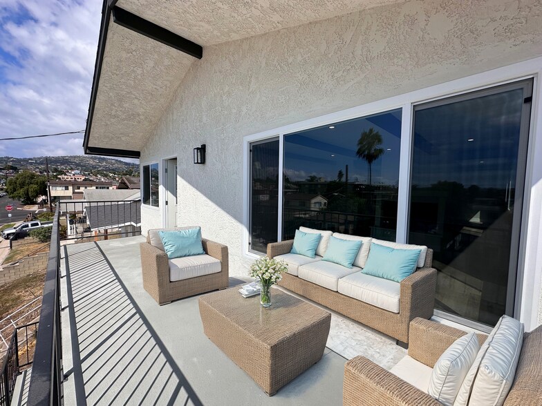 Huge balcony with ocean and mountain views - 770 W 2nd St