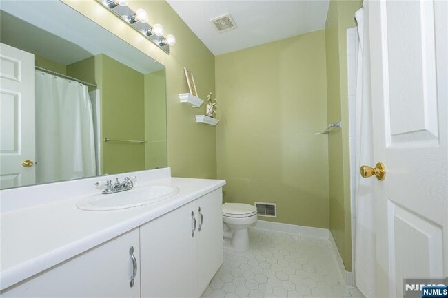 Building Photo - 533 Cascade Ct