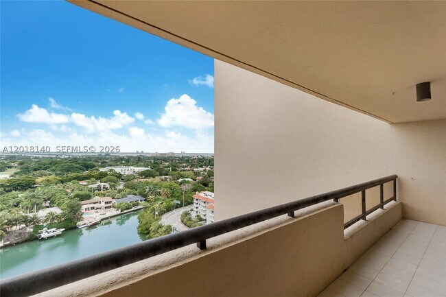 Building Photo - 2555 Collins Ave