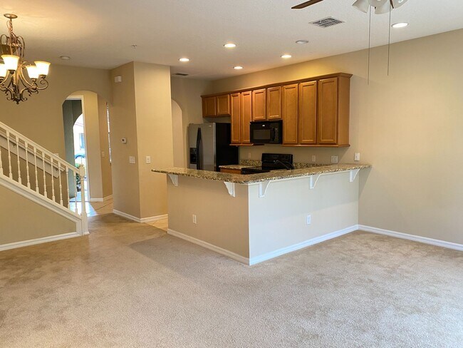 Building Photo - Townhome in Gated Community in the heart of Oviedo