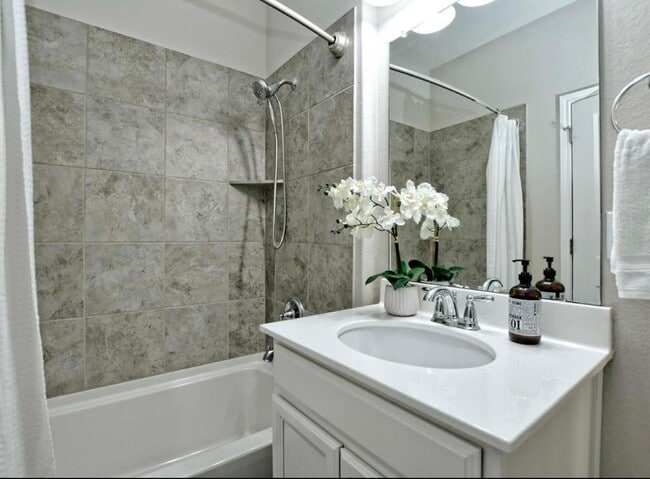 Building Photo - 13911 Osmarea Dr