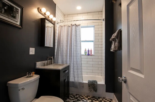 Building Photo - 1060 N Spaulding Ave