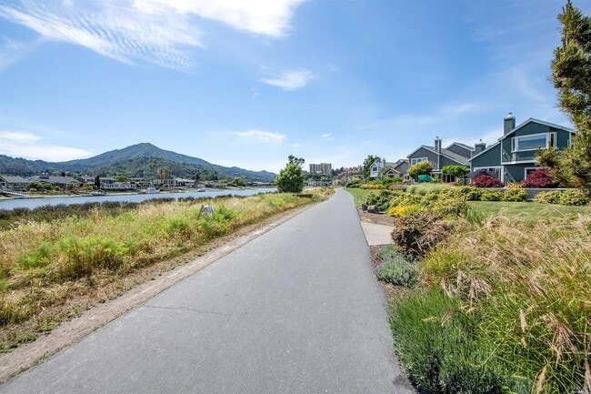 Building Photo - 10 Gregory Pl