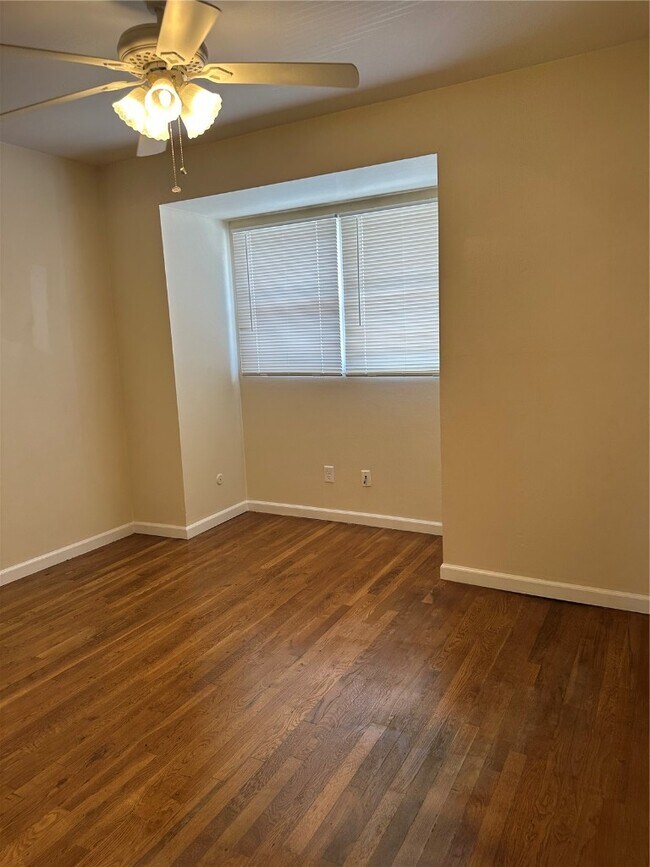 Building Photo - 1126 Rue La Chelle Walk