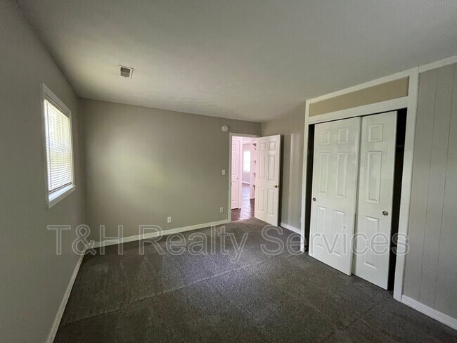 Building Photo - 3831 Bennett Dr
