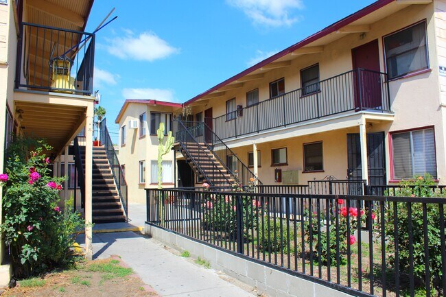 Building Photo - 7243 Vineland Apts