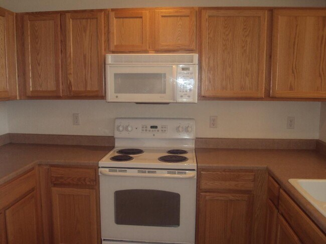 Building Photo - "Spacious 2-Bed, 2-Bath Condo Gem with Garage in Vibrant Denver Locale!"