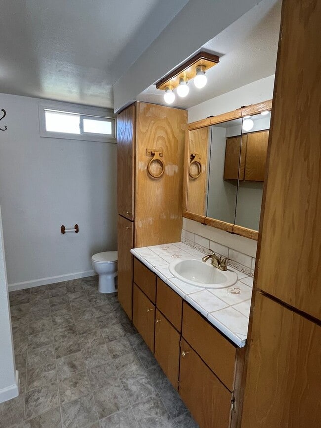 Building Photo - 2 Bedroom 1 bath in Suburbs