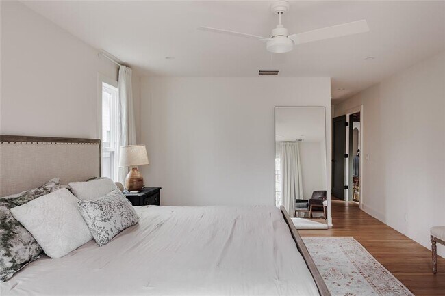 Building Photo - 2613 E 2nd St