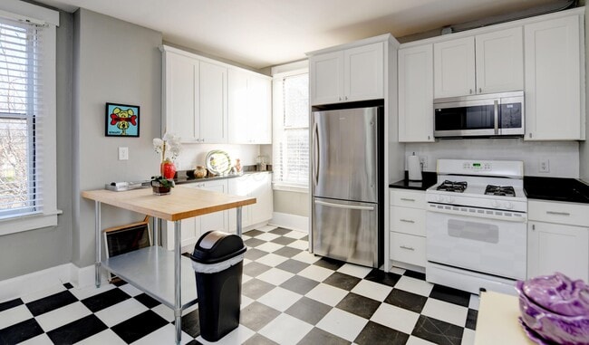 Building Photo - 705 Bryden Rd