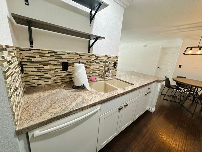 Building Photo - Beautiful 2 bed 2 bath condo in guard gated Residence at Canyon Gate community! Home features bea...