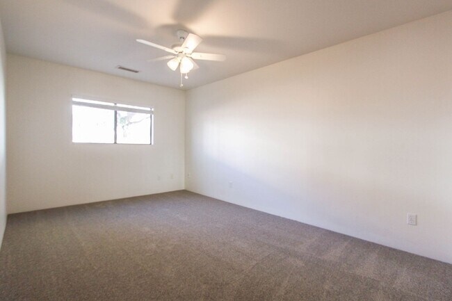 Building Photo - Cliff Rose - 3 Bedroom and 2 Bathroom