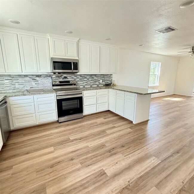 Building Photo - 143 Bastrop Bayou Dr