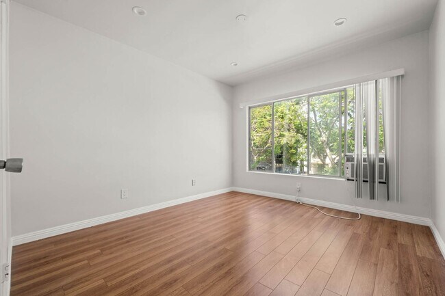 Building Photo - 607 Flores St