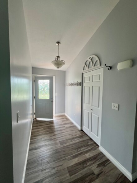 Building Photo - 6126 Jeffrey Pl