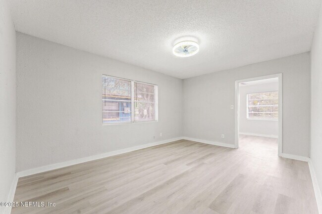 Building Photo - 1814 W 33rd St
