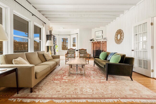 Building Photo - 150 King St