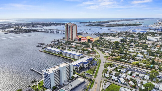 Building Photo - 2936 Lake Shore Dr