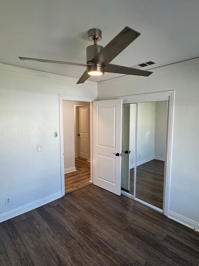 Building Photo - Bright Carson Front House Duplex with Modern Finishes