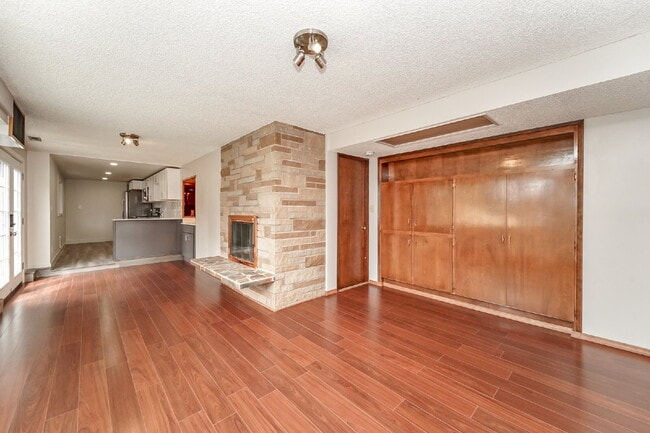 Building Photo - Cozy Unit available!