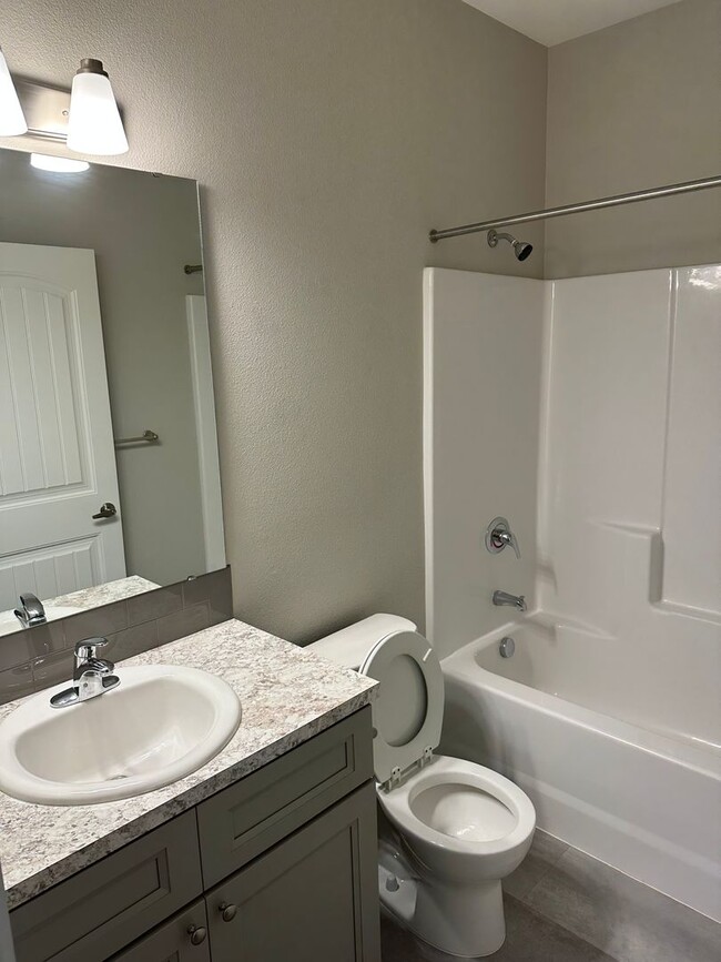 Building Photo - 591 / 818 Duplex